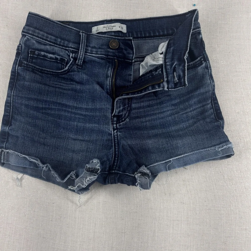 Abercrombie & Fitch Shorts Womens 2‎ W26 Denim Distressed Cut Off Raw Hem Jean